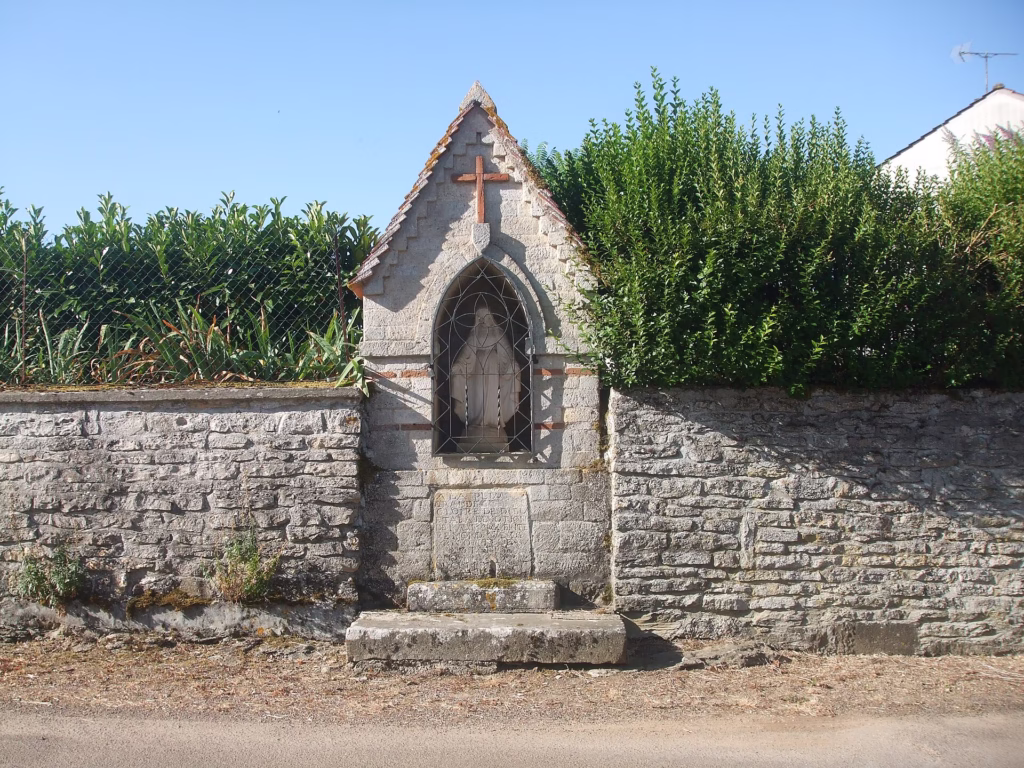 Oratoire et vieilles maisons à Noyers