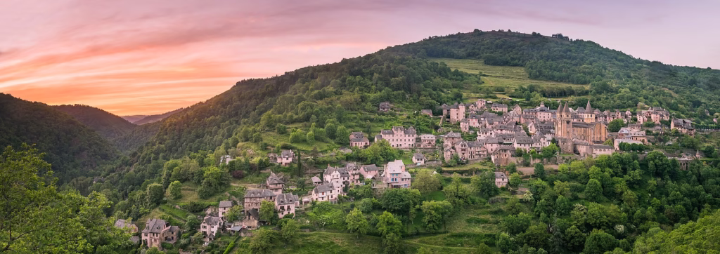 Conques au coucher du soleil, blotti dans son vallon