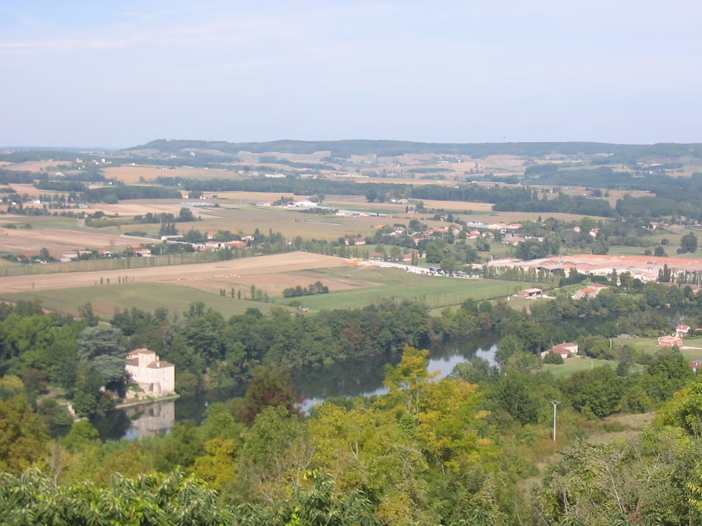 Le village perché de Penne-d’Agenais au-dessus de la vallée du Lot