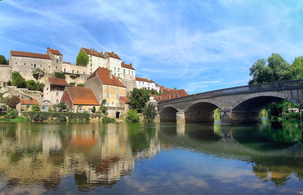Le château de Pesmes et le pont sur l’Ognon