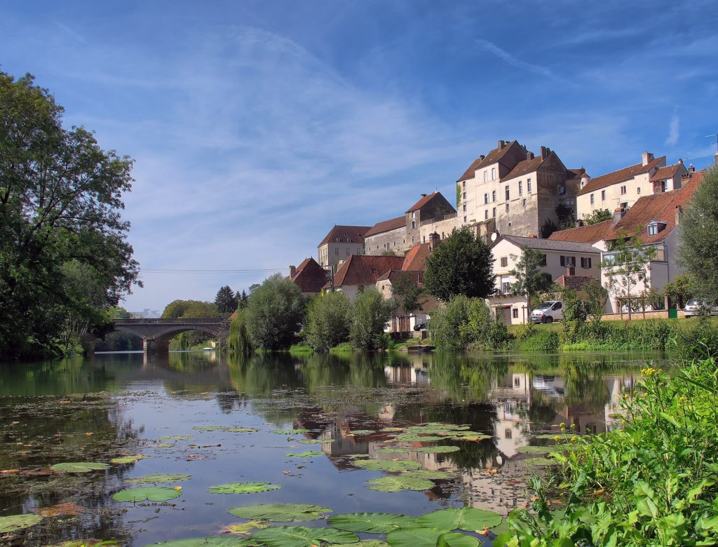 Le château de Pesmes au bord de l’Ognon