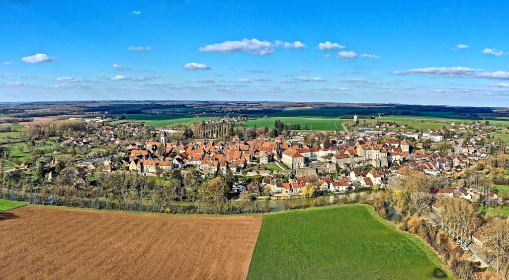 Vue générale du village de Pesmes