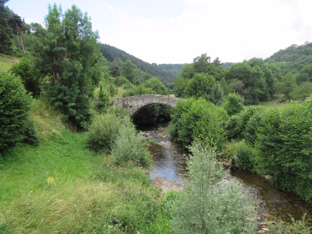 Petit pont sur la Méjeanne au pied d’Arlempdes