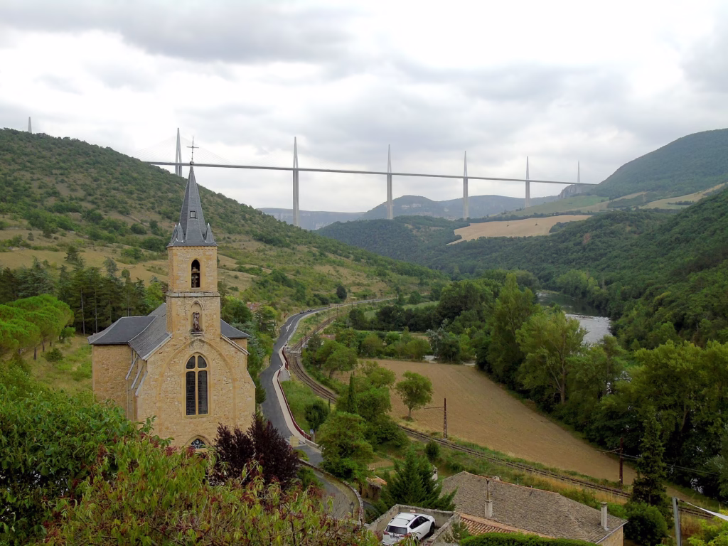 L’église de Peyre et le viaduc de Millau en arrière-plan