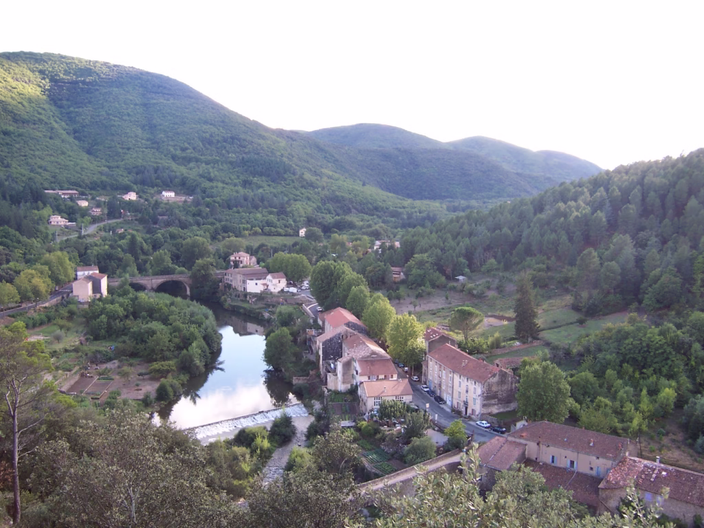 Vue sur les toits d’Olargues depuis les hauteurs
