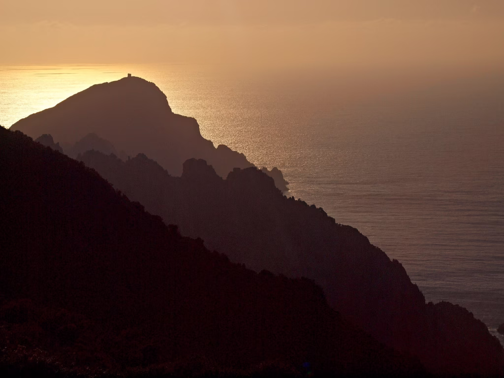 Le Capu Rossu et sa tour génoise au coucher du soleil