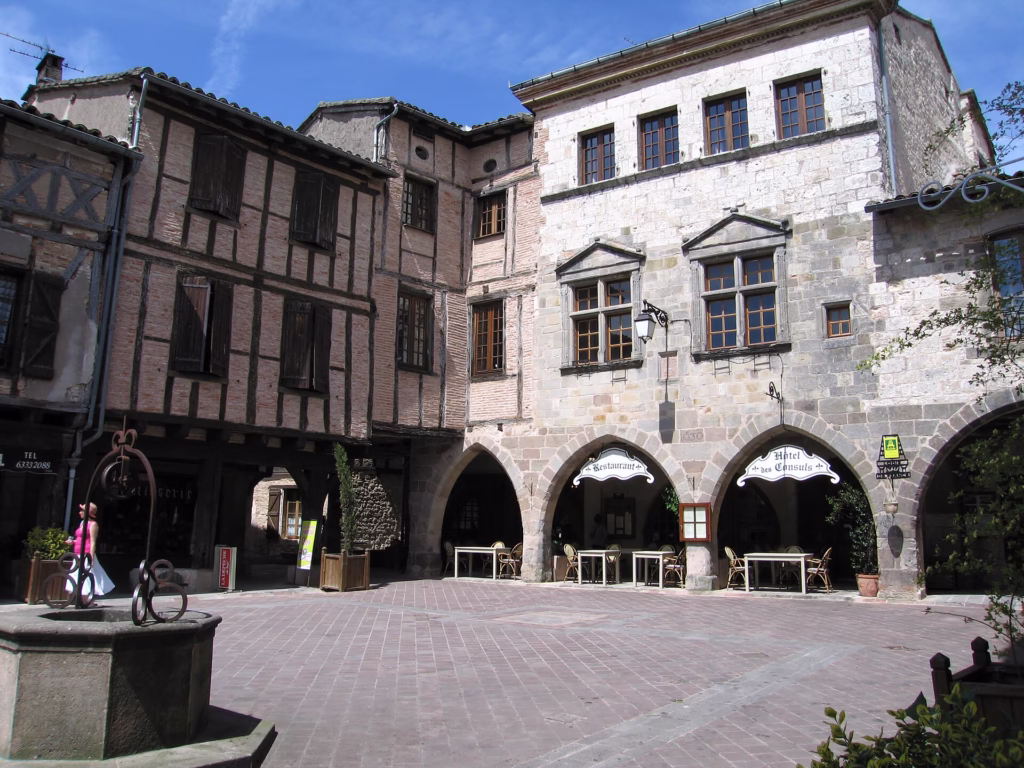 La place à arcades de Castelnau-de-Montmiral