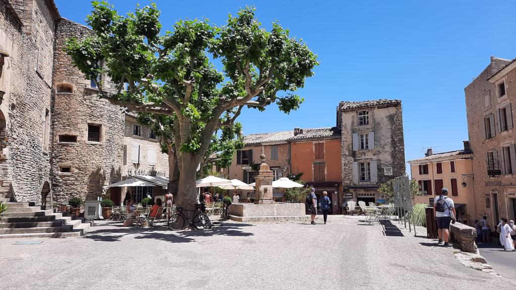 Ruelle et place du village de Gordes