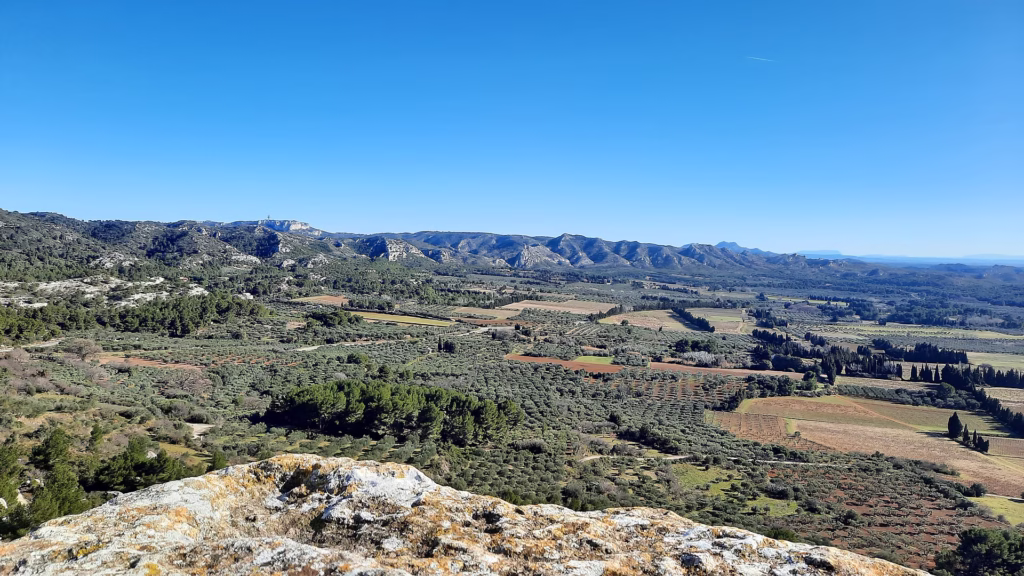 Vue sur la plaine des Alpilles depuis Les Baux