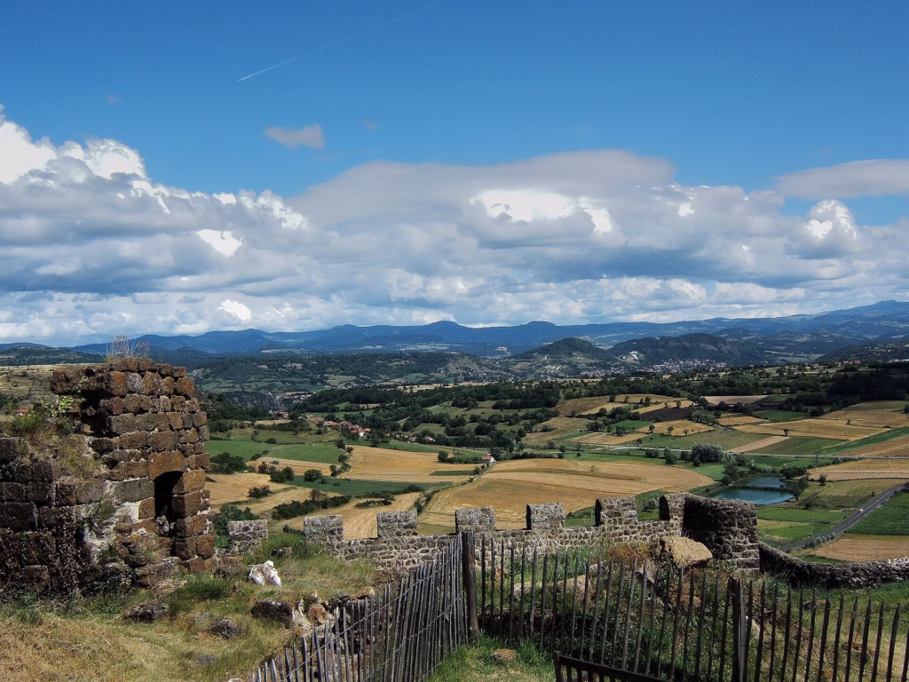 Vue depuis la forteresse de Polignac vers Le Puy-en-Velay