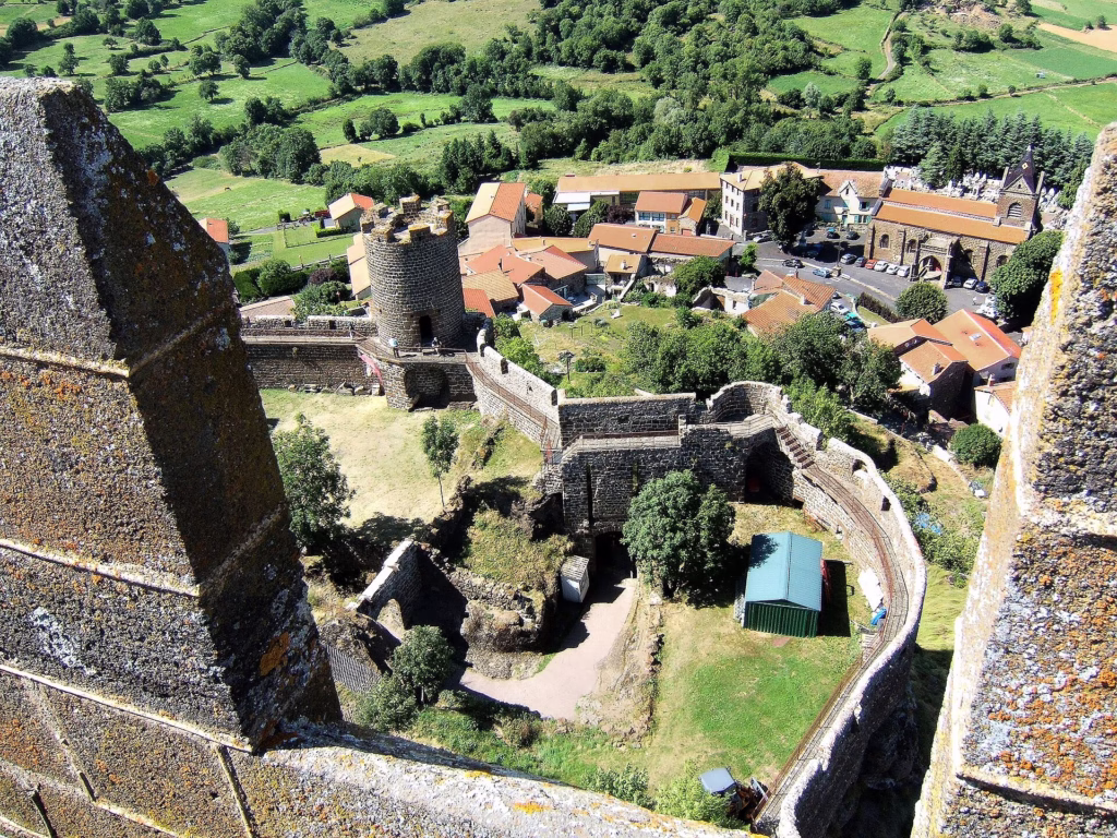Le village de Polignac sous sa forteresse