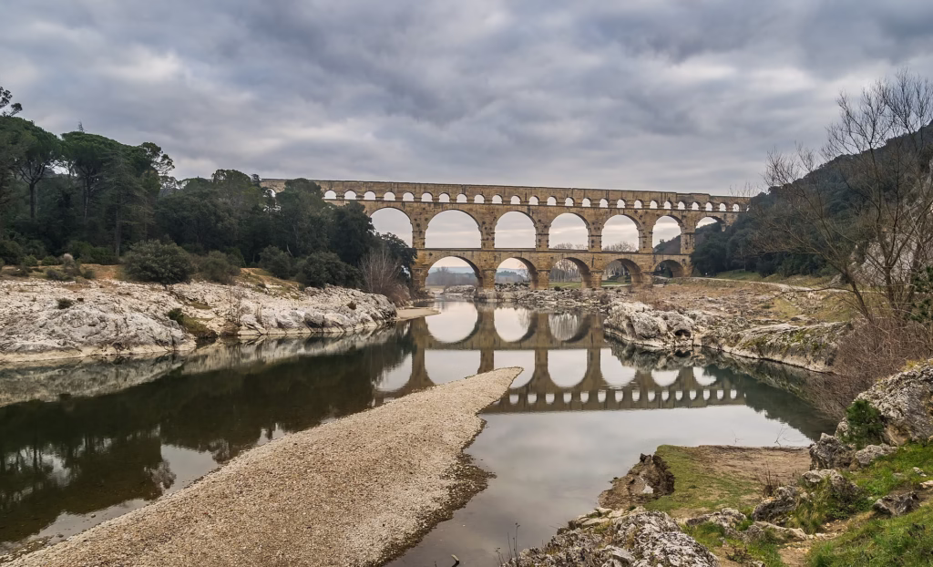 Le pont du Gard et ses trois étages d’arches au-dessus du Gardon