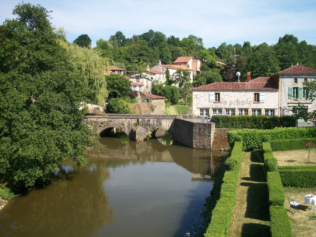 Le pont roman de Vouvant sur la Mère
