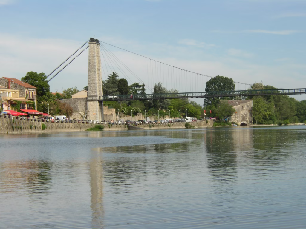 Le pont suspendu sur l’Ardèche, en contrebas d’Aiguèze