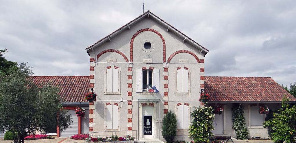 La place et la mairie de Pujols, ancienne place forte perchée