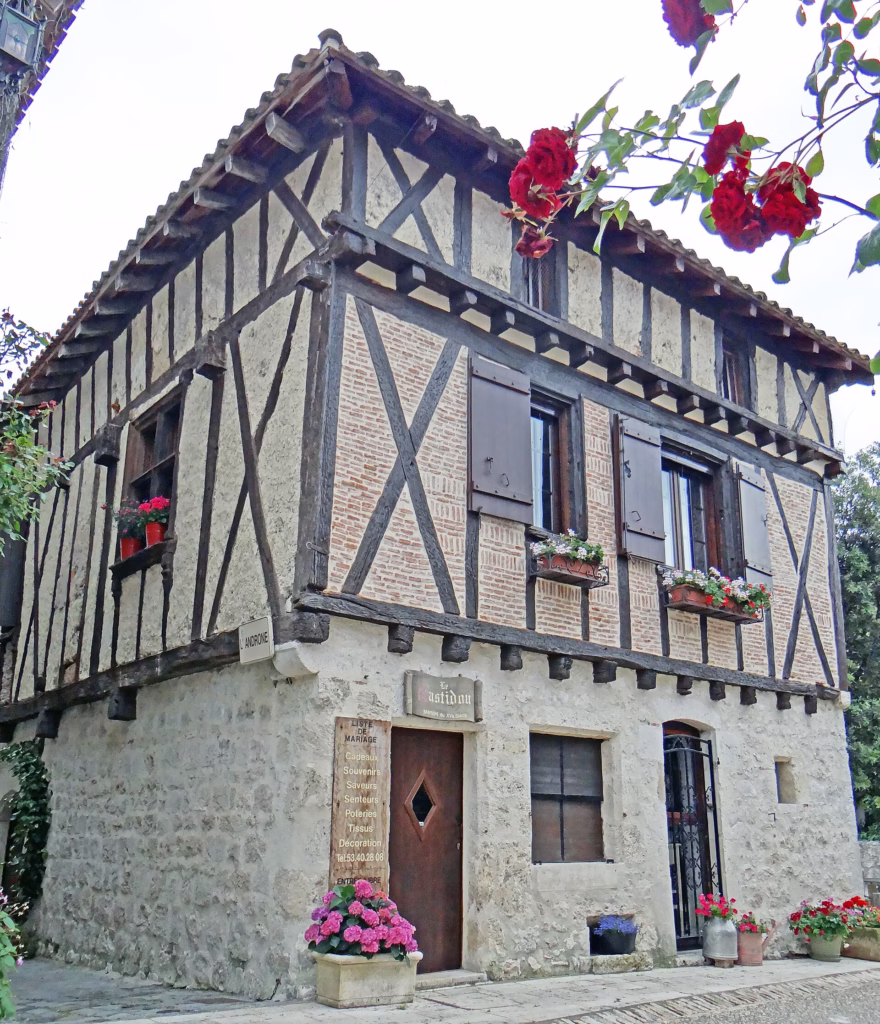 Maison du XVIe siècle près de la place Saint-Nicolas, à Pujols