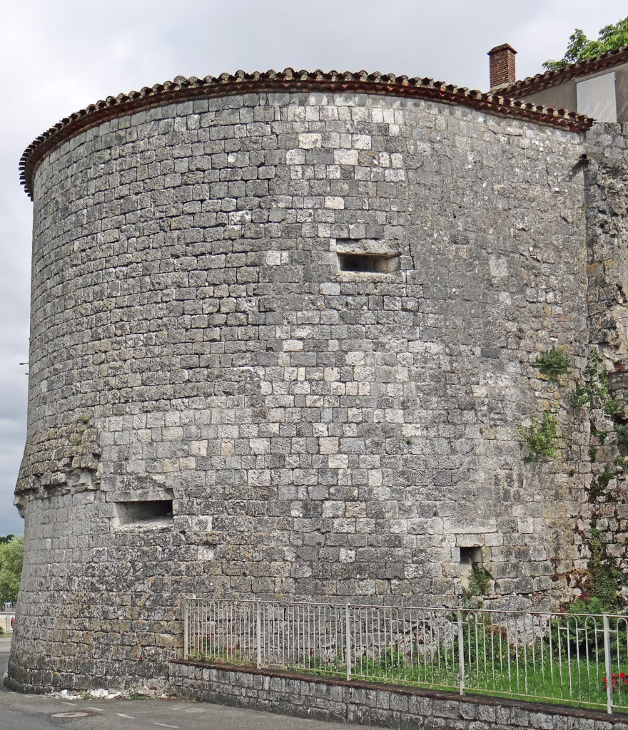 Vestige de la tour de l’ancien château-fort de Pujols