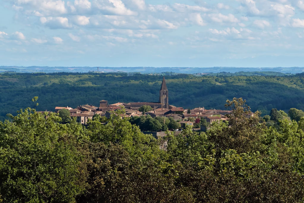 Puycelsi vu depuis la forêt de Grésigne