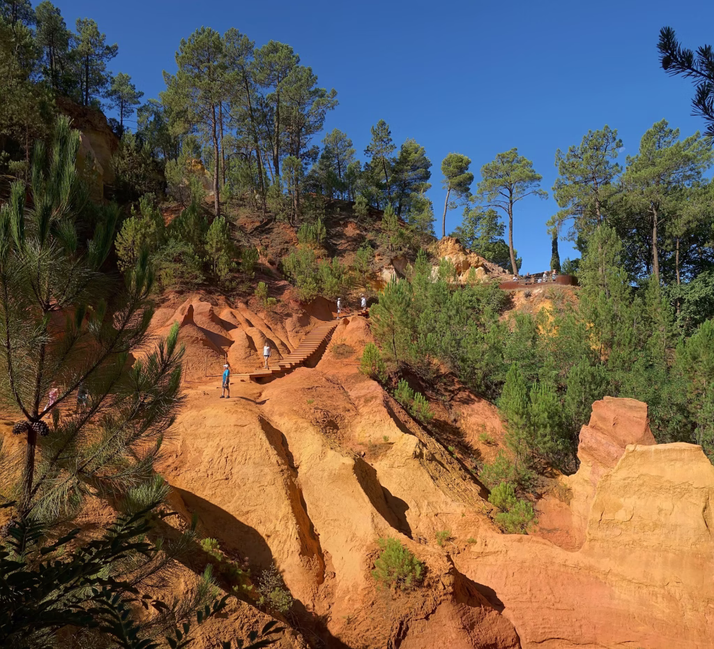 Le sentier des ocres et ses falaises rouges à Roussillon
