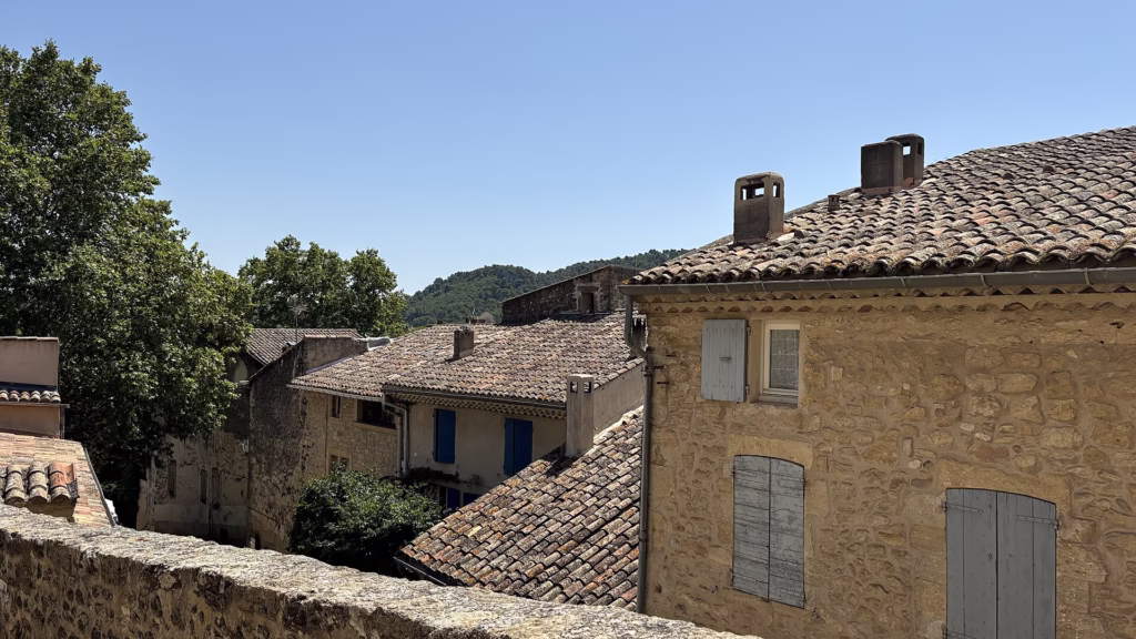 Ruelle en pente du village perché d'Ansouis
