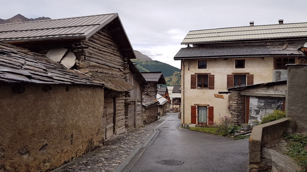 Ruelle et maisons de mélèze de Saint-Véran