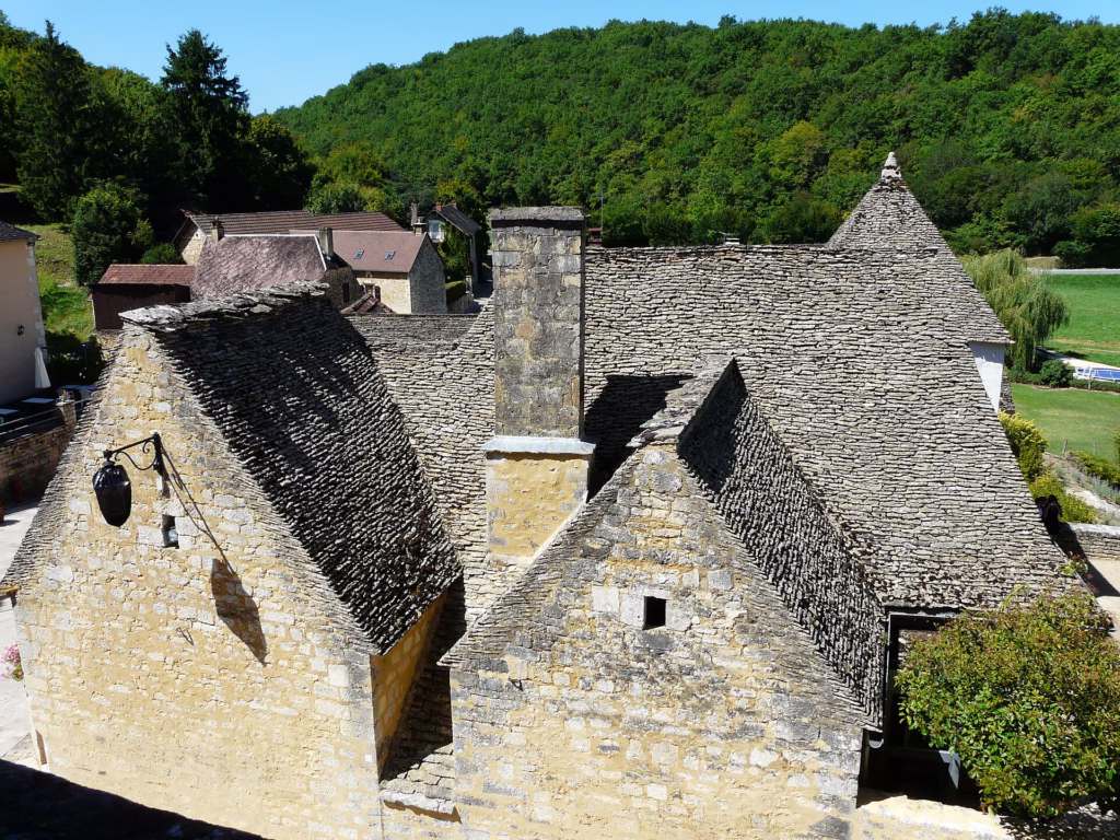 Les toits de lauzes de Saint-Amand-de-Coly