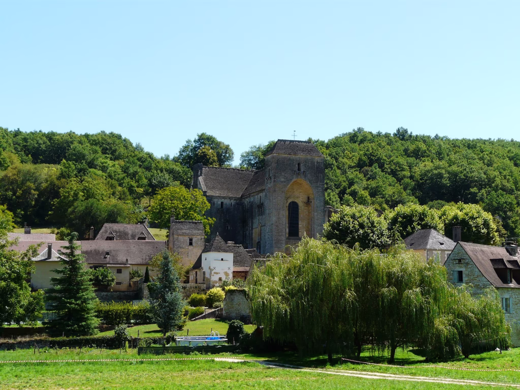 Le village de Saint-Amand-de-Coly dominé par son église fortifiée