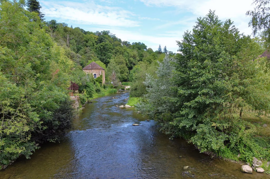 Saint-Céneri-le-Gérei dans un méandre de la Sarthe