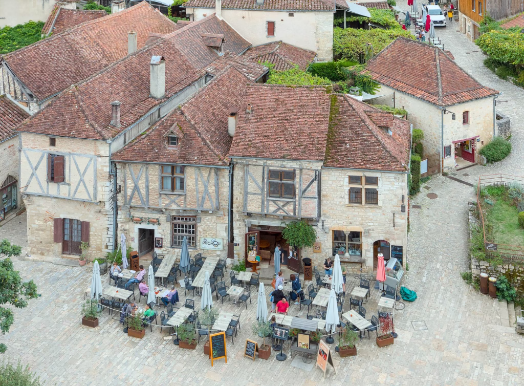 Panorama de Saint-Cirq-Lapopie et de la vallée du Lot depuis le château