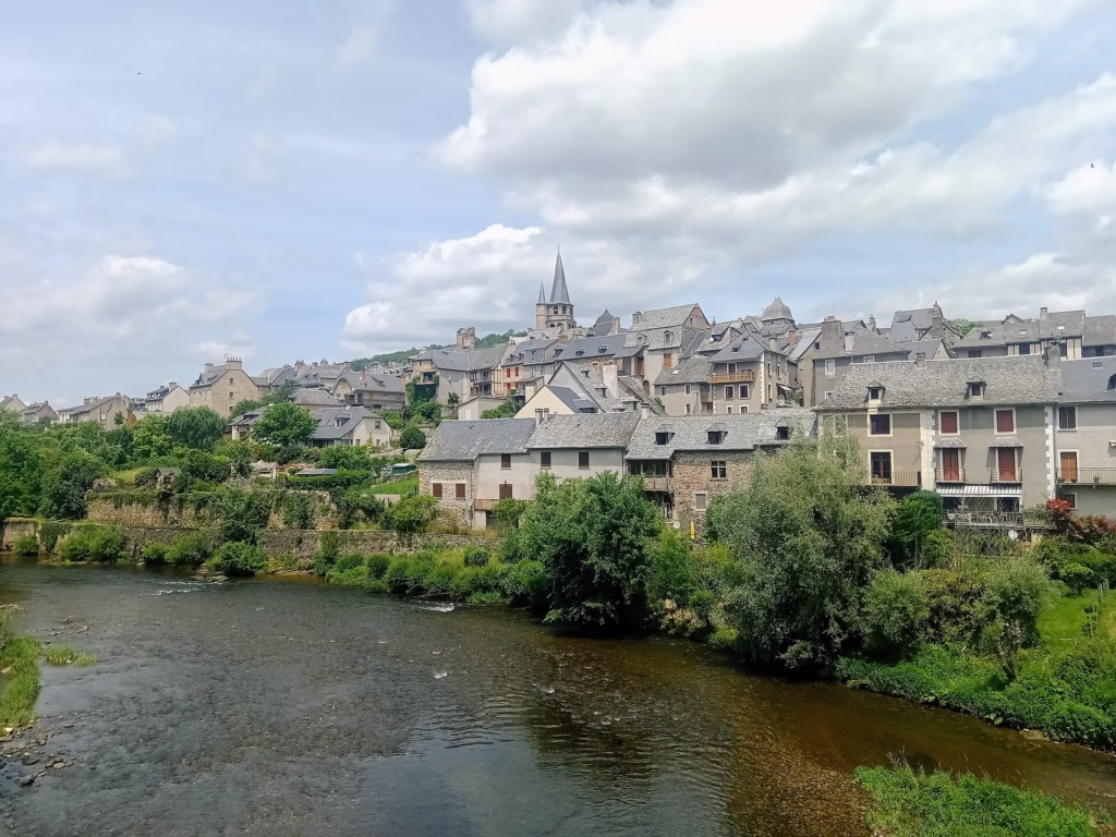 Saint-Côme-d’Olt et le clocher tors de son église (Aveyron)