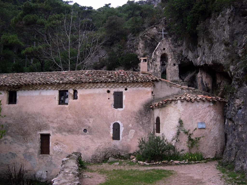 Les hauteurs et vestiges dominant Saint-Guilhem-le-Désert