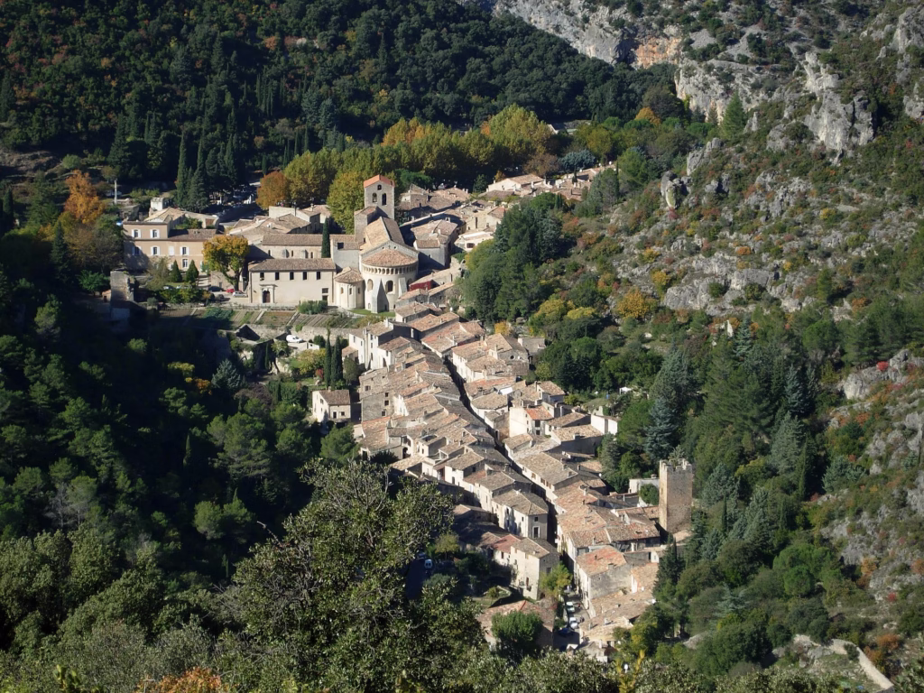 Le village de Saint-Guilhem-le-Désert dans les gorges de l’Hérault