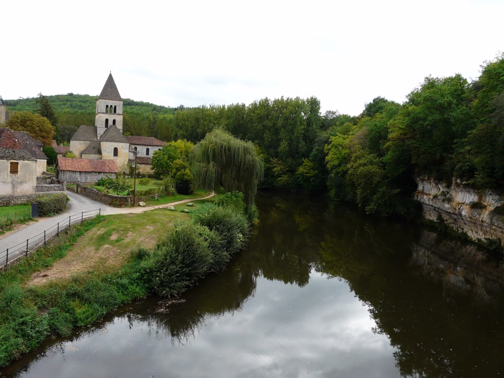 Saint-Léon-sur-Vézère et la Vézère en amont du pont