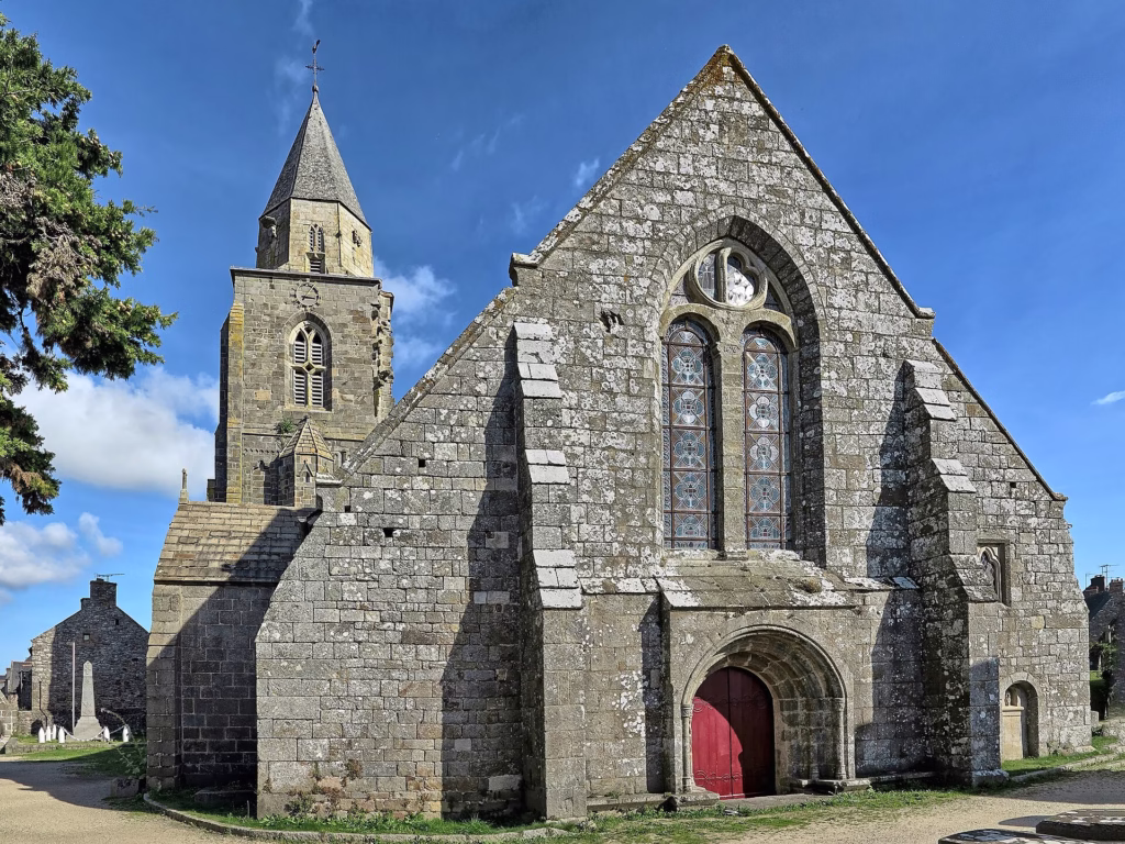 La façade ouest de l’église de Saint-Suliac