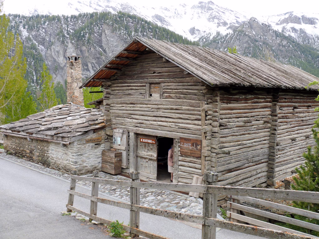 Maisons de mélèze traditionnelles à Saint-Véran