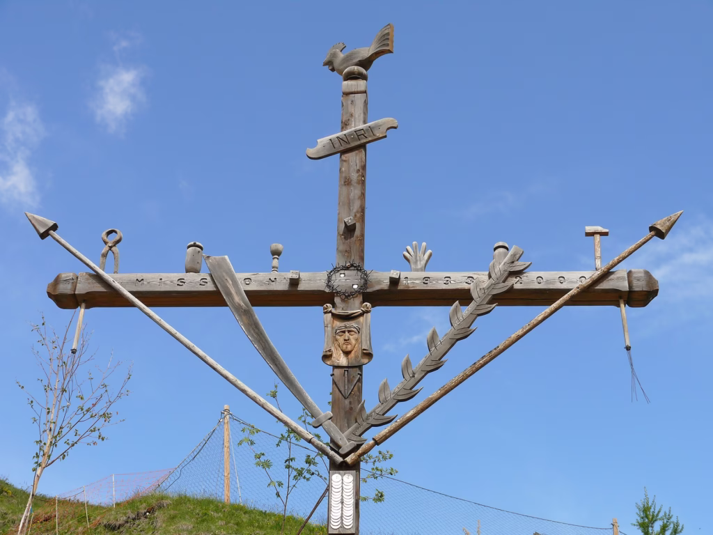 Croix de mission sculptée à Saint-Véran