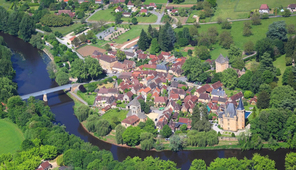 Le village de Saint-Léon-sur-Vézère au bord de la rivière