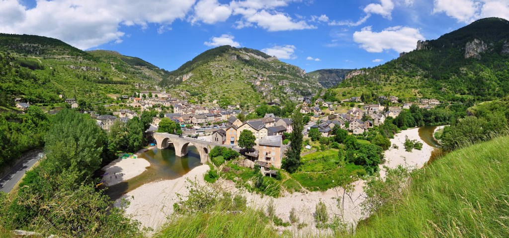 Le village de Sainte-Énimie dans les gorges du Tarn