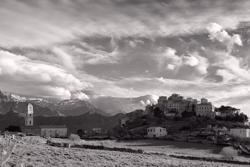 Le village perché de Sant’Antonino au couchant
