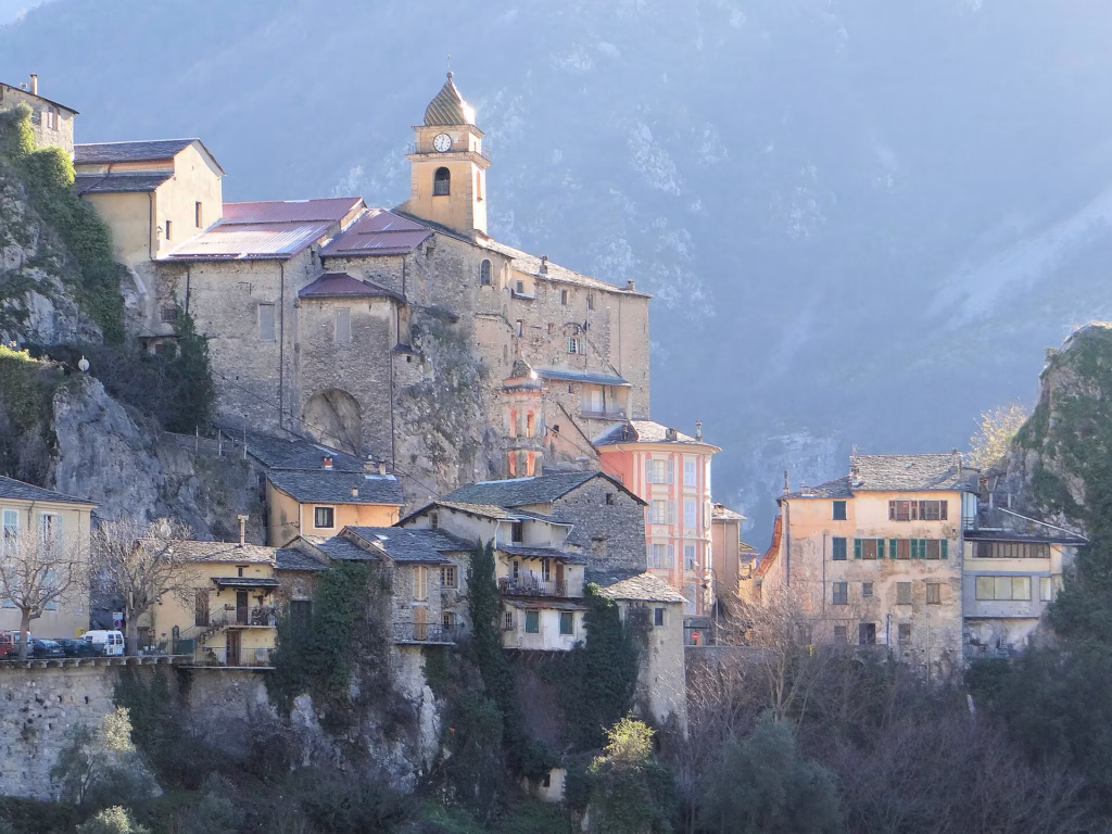 Le village de Saorge accroché en amphithéâtre au-dessus des gorges de la Roya