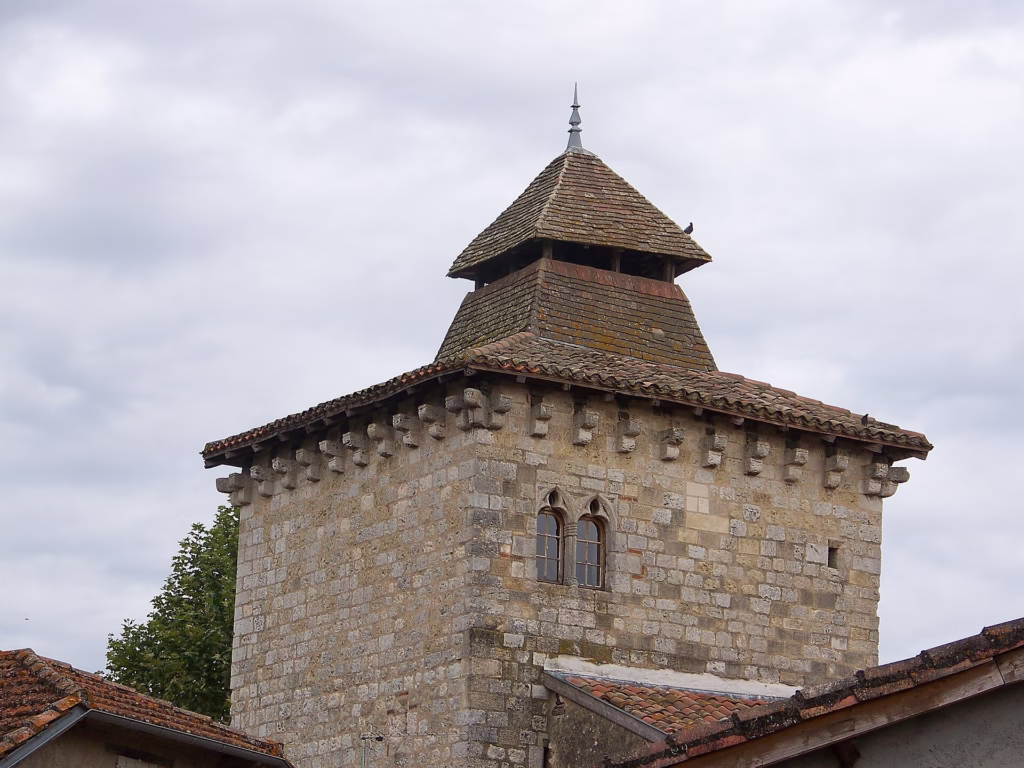 La porte de ville et sa tour carrée à Sarrant