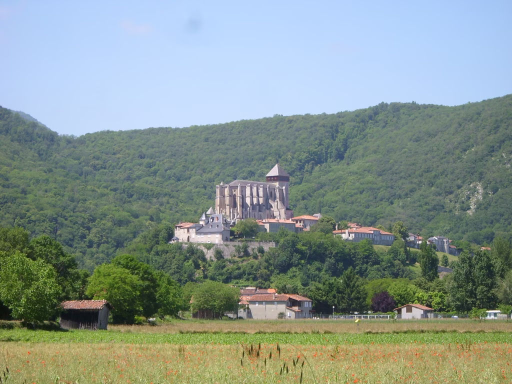 Vue générale de Saint-Bertrand-de-Comminges dominé par sa cathédrale