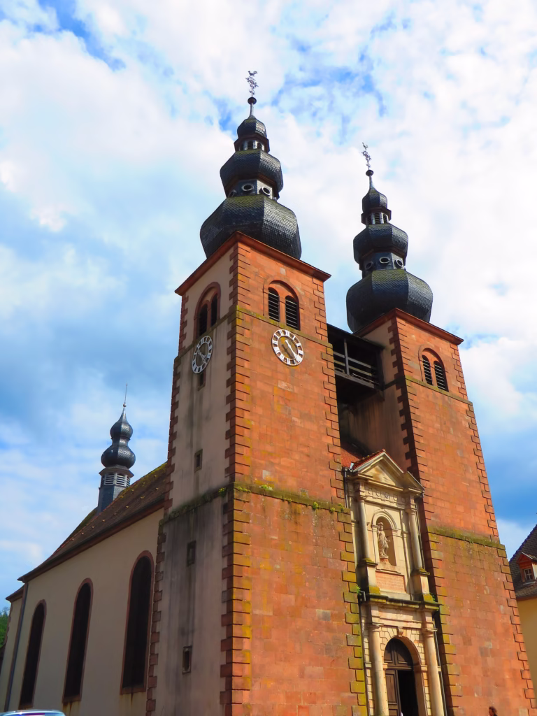 L’église baroque Saint-Quirin et ses clochers à bulbe
