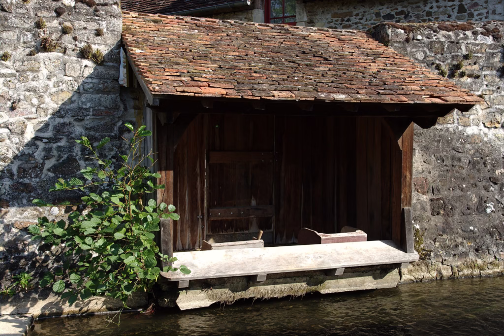 Un lavoir au pied de Sainte-Suzanne