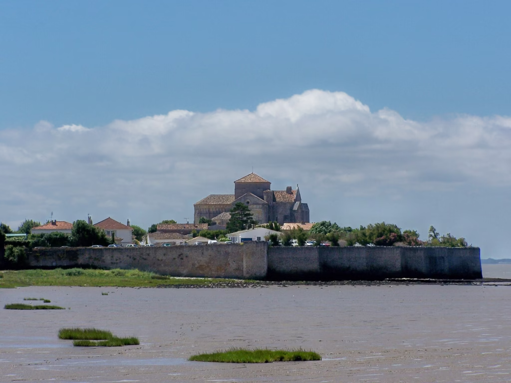 Vue du village de Talmont-sur-Gironde et de son église depuis le nord
