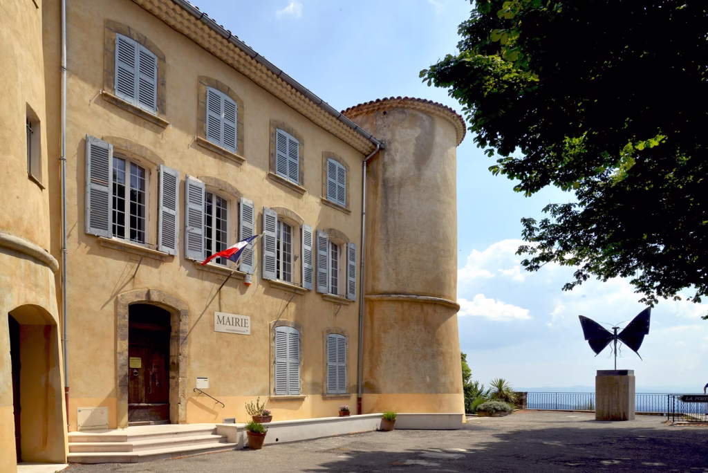 Le château communal de Tourtour et ses tours rondes