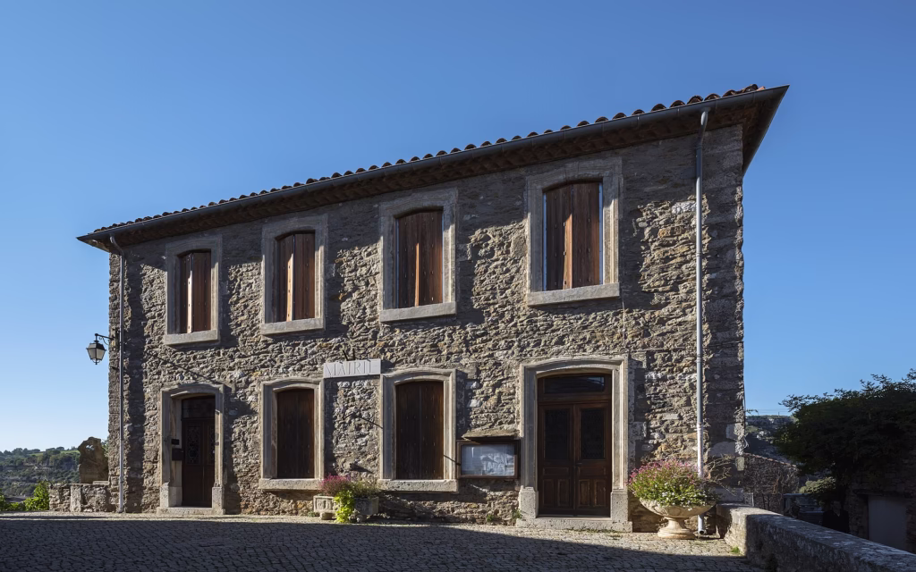 La mairie de Minerve, dans le vieux village
