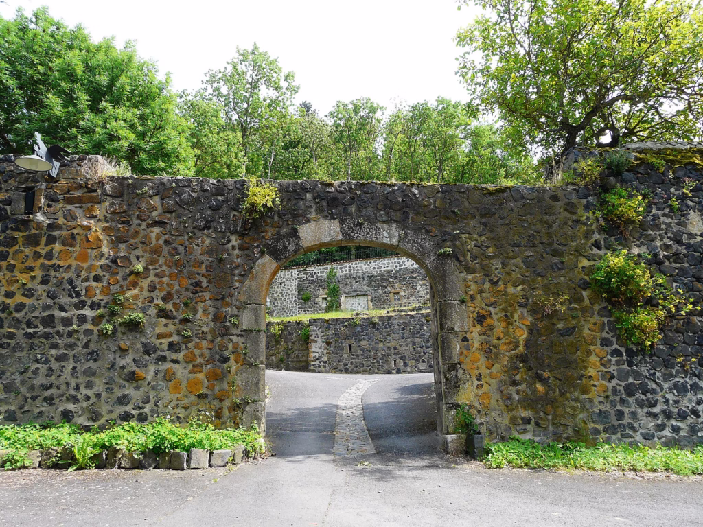 La porte de France à Usson, vestige des remparts