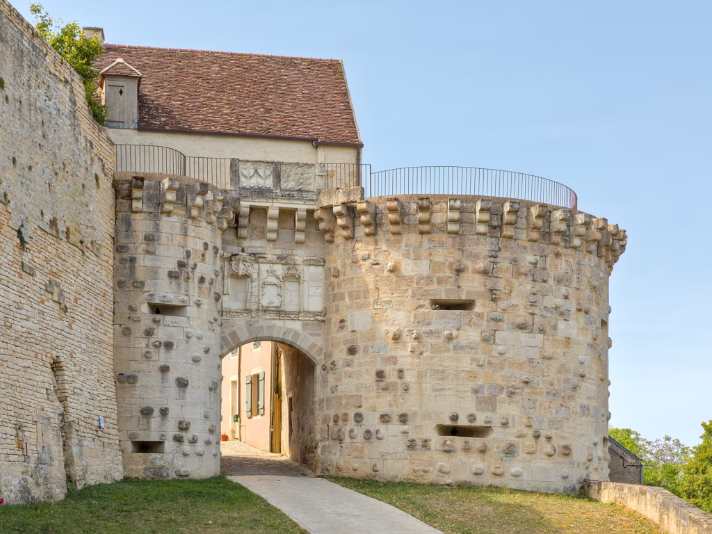 La Porte Neuve dans les remparts de Vézelay