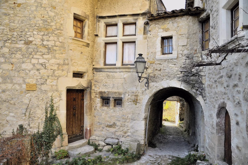Vieille maison de pierre du Poët-Laval